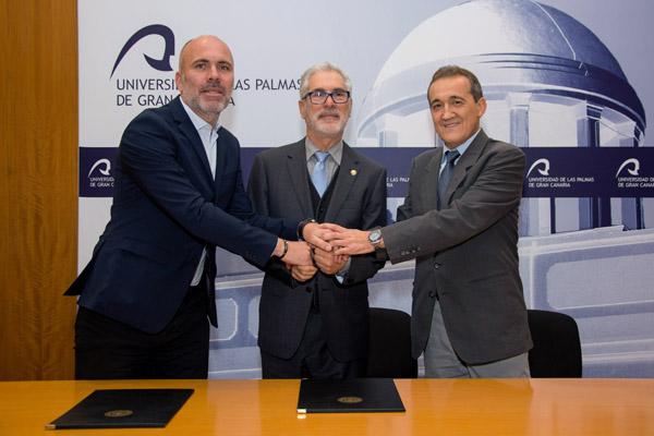 Los firmantes se estrechan las manos tras el convenio