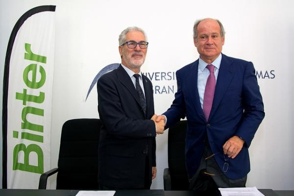 El Rector (i) y el Presidente de Binter, tras la firma del convenio