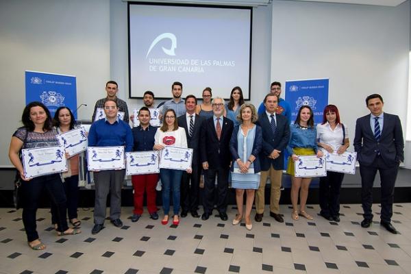 Foto de familia con los estudiantes beneficiarios de las ayudas