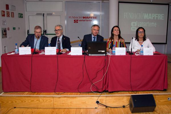 Otra imagen del acto de entrega de las becas, con la participación del Rector José Regidor (2º por la izda.)