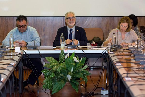 La sesión estuvo presidida por el Rector José Regidor (centro)