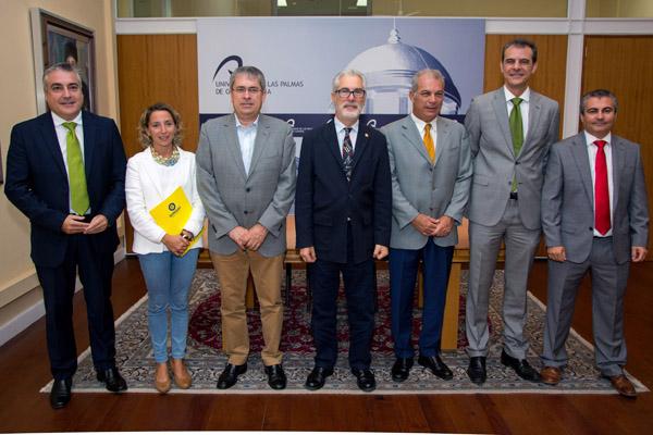 De izda. a dcha.: Juan Nava (Bankia), Gema Tor (Guaguas Municipales), el Alcalde de San Bartolomé de Tirajana, el Rector José Regidor, el Presidente de la FULP, Miguel Ángel Montesdeoca (Bankia) y Juan Cabrera (Vodafone)