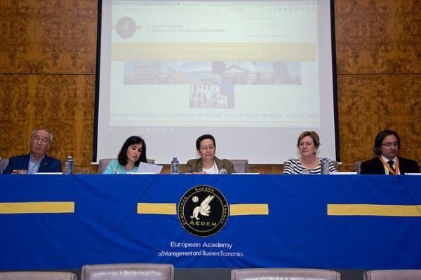 Imagen de la mesa inaugural, presidida por la Vicerrectora de Comunicación, Calidad y Coordinación Institucional (3ª por la derecha)
