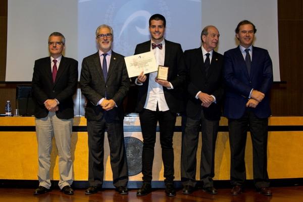 Foto de familia con uno de los alumnos premiados