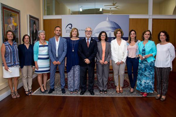 Foto de familia del nuevo equipo de la FCEDU con el Rector José Regidor y la Secretaria General