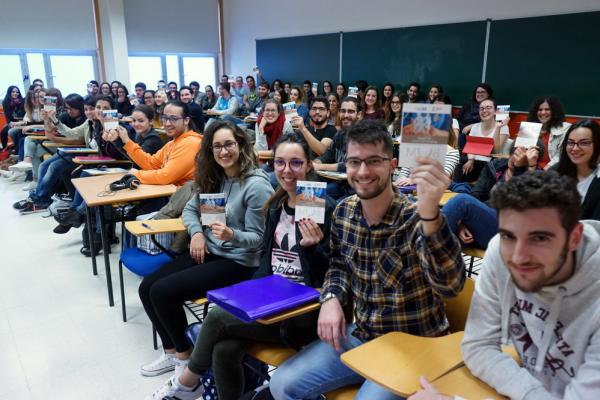 Los alumnos de Profesionalismo Médico con el manual de la asignatura