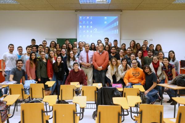 Los alumnos de la asignatura junto con el presidente y vicepresidente del Colegio de Médicos de Las Palmas