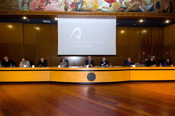 Imagen de la mesa del Claustro Universitario, presidida por el Rector José Regidor