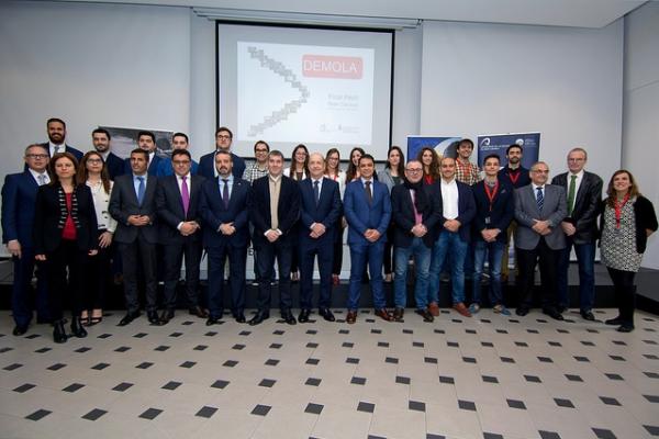 Foto de familia de los organizadores y participantes