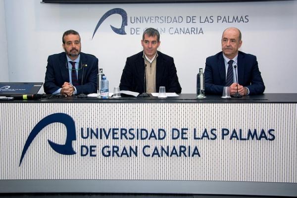 Imagen de la clausura. De izda. a dcha.: Rafael Robaina, Fernando Clavijo y Pedro Ortega