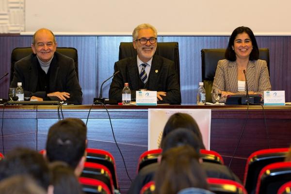 Detalle de la mesa presidencial. De izda. a dcha.: Ángel Tristán, el Rector José Regidor y Carolina Darias