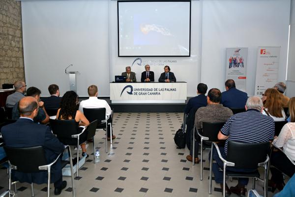 Imagen de la clausura de la jornada, que estuvo presidida por el Rector José Regidor