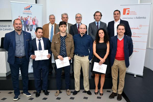 Foto de familia de los participantes y organizadores de la jornada