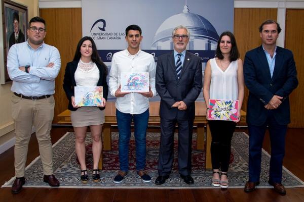 De izda. a dcha.: el Presidente del Consejo de Estudiantes de la ULPGC, Eliezer Santana; la estudiante Jennifer Moreno, segundo premio de la promoción; el estudiante Gabriel Artiles, ganador de la IV edición; el Rector José Regidor; la estudiante Ivana Ruiz, tercer premio de la promoción 2016; y el Vicerrector de Estudiantes y Empleabilidad, Nicolás Díaz de Lezcano