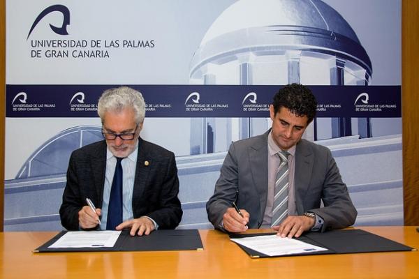 El Rector de la ULPGC (i) y el Director en Canarias de FREMAP durante la firma del convenio
