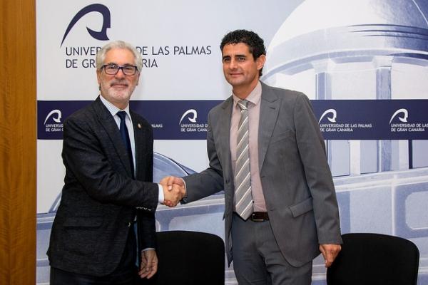 José Regidor (i) y Juan Carlos Perdomo estrechan las manos tras la firma del acuerdo