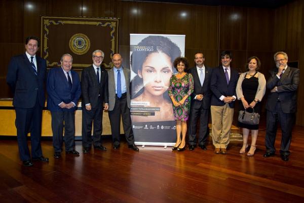 Foto de familia de los participantes con el Rector José Regidor y el Vicerrector de Títulos y Doctorado de la ULPGC