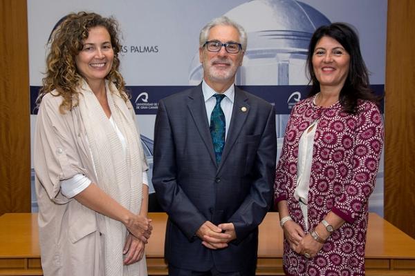 De izda. a dcha.: La Consejera Ornella Chacón, el Rector José Regidor y la Catedrática Lourdes Trujillo