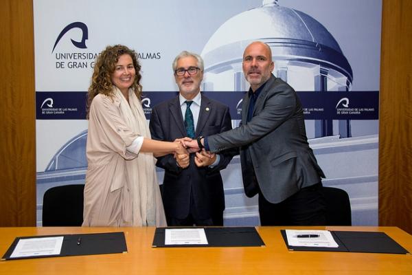 De izda. a dcha.: Ornella Chacón, el Rector José Regidor y Antonio Marcelino Santana