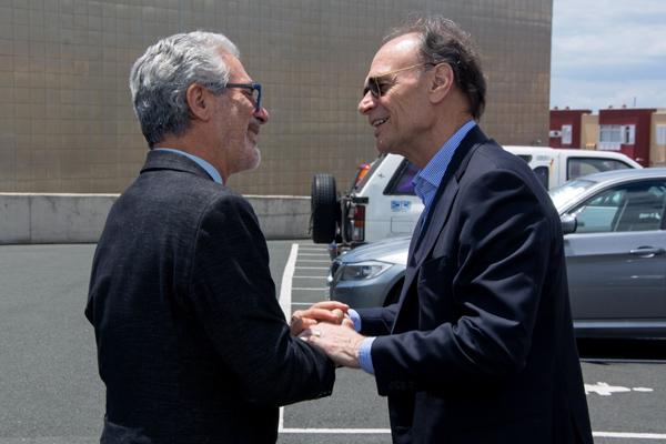 El Rector de la ULPGC saluda al Embajador de Canadá