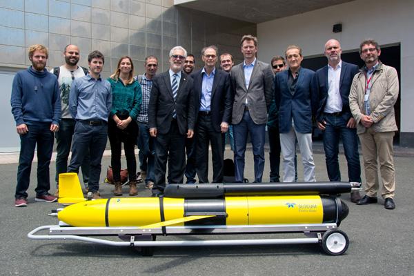 Foto de familia de los participantes con el Rector José Regidor y el Embajador de Canadá