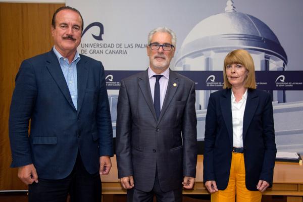 De izda. a dcha.: Manuel del Rosario Báez, el Rector José Regidor y M. del Rosario Marrero