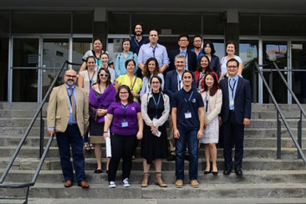 Foto de familia de los organizadores y participantes del congreso, en el Campus del Obelisco de la ULPGC