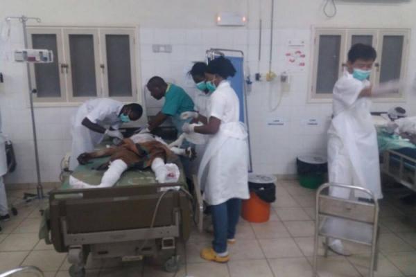 Atención a una de las personas heridas en la exposición en el Hospital provincial de Tete