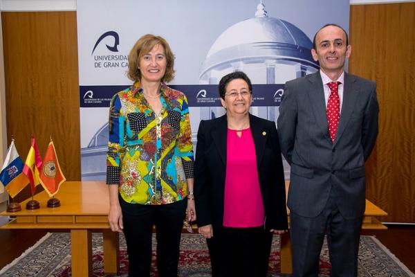 De izda. a dcha.: Carmen Salinero, Secretaria General en funciones; Trinidad Arcos, Rectora Accidental; y Víctor Manuel Sánchez, Vicedecano de Formación Continua y Postgrado de la Facultad de Ciencias Jurídicas