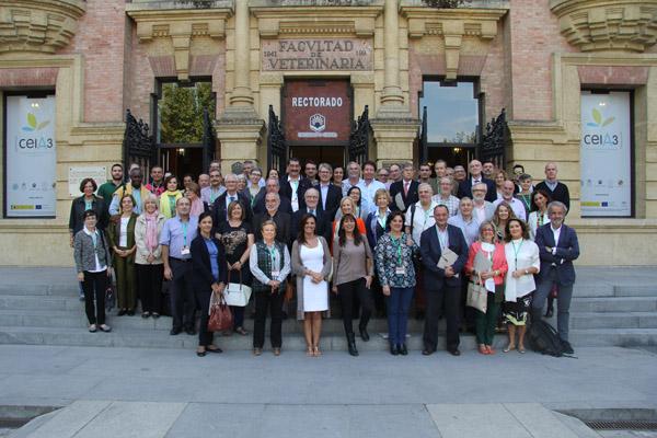 Foto de familia de los participantes en el encuentro