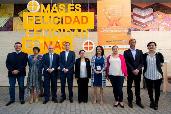 Imagen de las autoridades y organizadores del encuentro con Trinidad Arcos, Rectora Accidental de la ULPGC (centro)