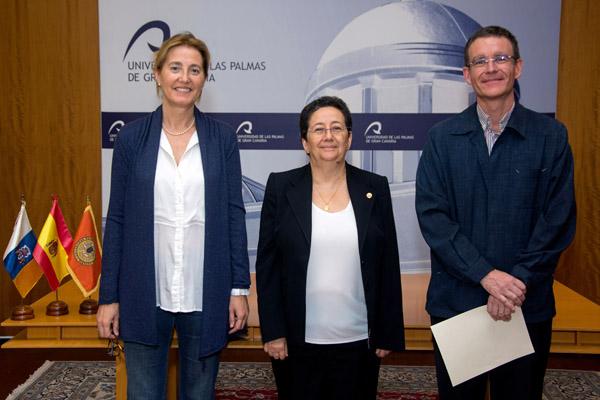 De izda. a dcha.: Carmen Salinero, Secretaria General en funciones; Trinidad Arcos, Rectora Accidental; y Miguel Ángel Ferrer, Catedrático del Área de Teoría de la Señal y Comunicaciones