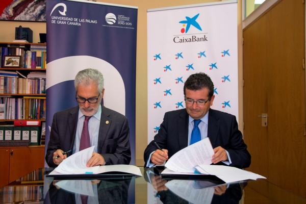 Otra imagen de la firma del acuerdo