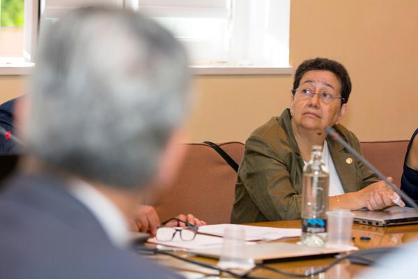 Otra imagen de la sesión. El Rector saliente (de espaldas) y la Vicerrectora Trinidad Arcos, que ejercerá como Rectora Accidental a partir del 1 de octubre de 2016