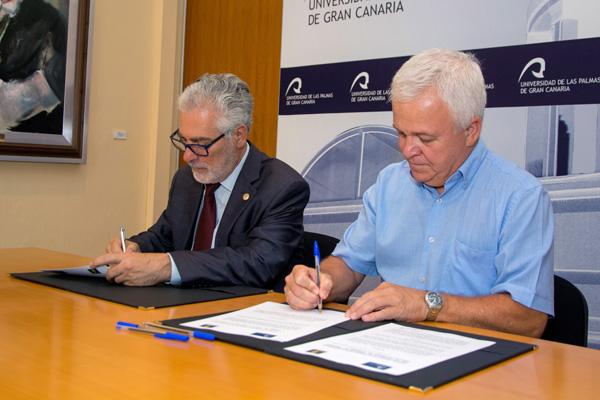 El Rector José Regidor (i) y el Consejero Carmelo Ramírez durante la firma del convenio