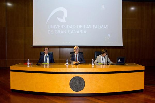 Mesa inaugural. De izda. a dcha.: Fernando Galván, el Rector José Regidor y María Vicenta Mestre