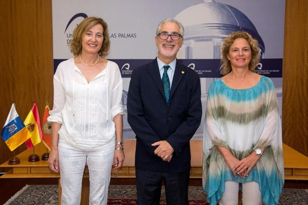De izda. a dcha.: Carmen Salinero, el Rector José Regidor y Adelina González
