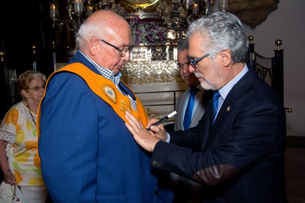 El Rector firma la orla a un antiguo alumno de los Programas Formativos Especiales