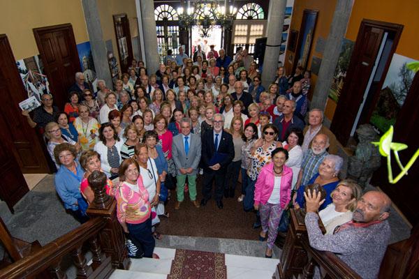 El grupo de antiguos alumnos junto con el Rector José Regidor y el Alcalde de Teror