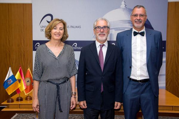 De izda. a dcha.: Carmen Salinero, el Rector José Regidor y Luis Domínguez Boada