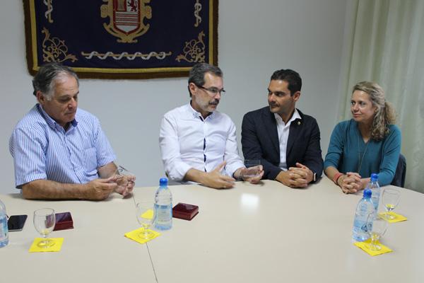 Imagen de la reunión del Decano de Veterinaria (2º por la derecha) y el Presidente del Cabildo de Fuerteventura (3º por la derecha)