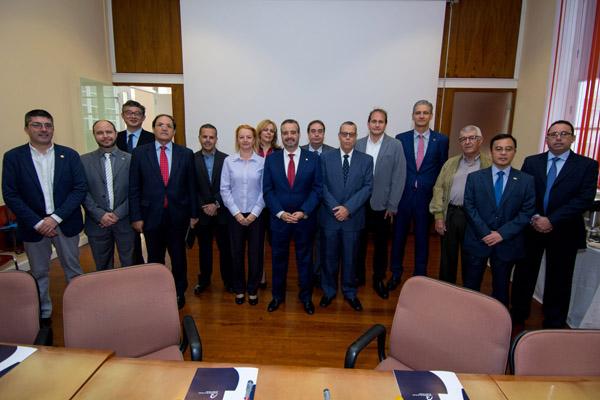 Foto de familia de los asistentes a la recepción