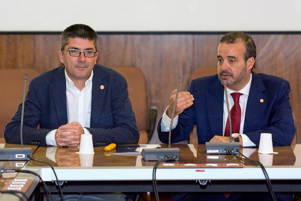 La reunión estuvo presidida por el Rector Rafael Robaina (d) y el Vicerrector de Internacionalización y Cooperación Richard Clouet
