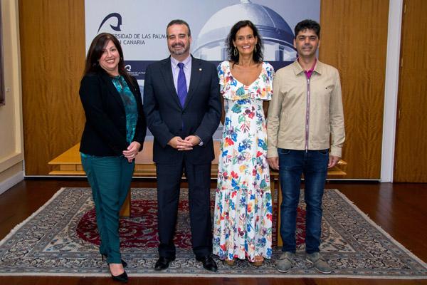 De izda. a dcha.: Rosa Rodríguez Bahamonde, el Rector Rafael Robaina, Belén López Brito  y Jackie Harjani