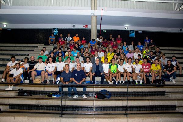 Foto de familia de todos los participantes con el Vicerrector Antonio Ramos, el Director de Deportes Ulises Castro y el personal del Servicio de Deportes de la ULPGC