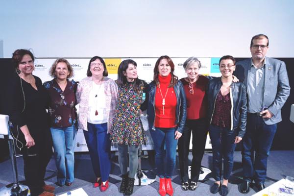 Foto de familia de las participantes con el Vicerrector de Investigación y la Vicerrectora de Cultura y Sociedad