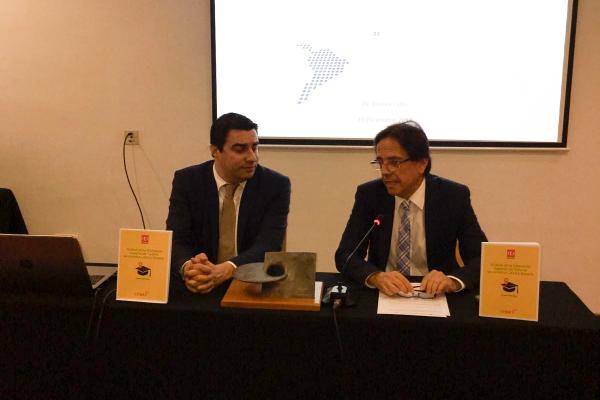 El investigador de la ULPGC Daniel Celis (i) y el Viceconsejero de Turismo del Gobierno de Canarias