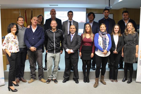 Foto de familia de participantes y organizadores