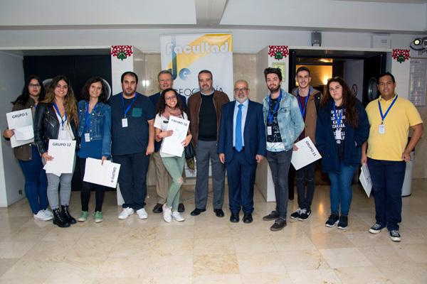 Foto de grupo de los docentes y personal con el Rector de la ULPGC y el Decano de la Facultad