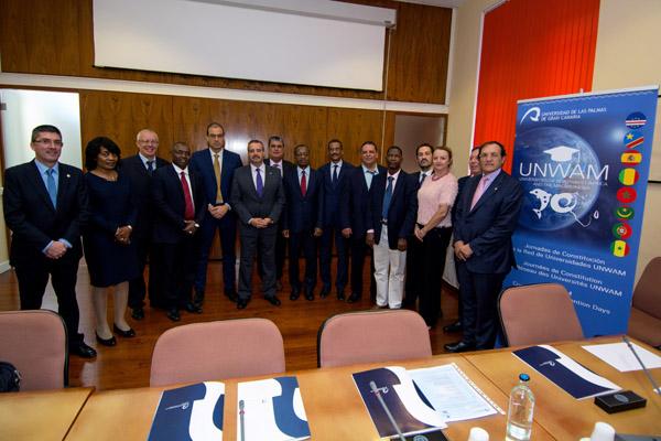 Foto de grupo de los asistentes a la reunión